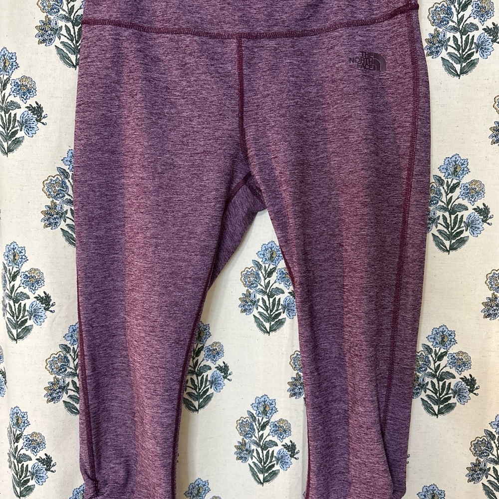Women’s M Medium North Face Burgundy Capri Legging With Synched Bottom